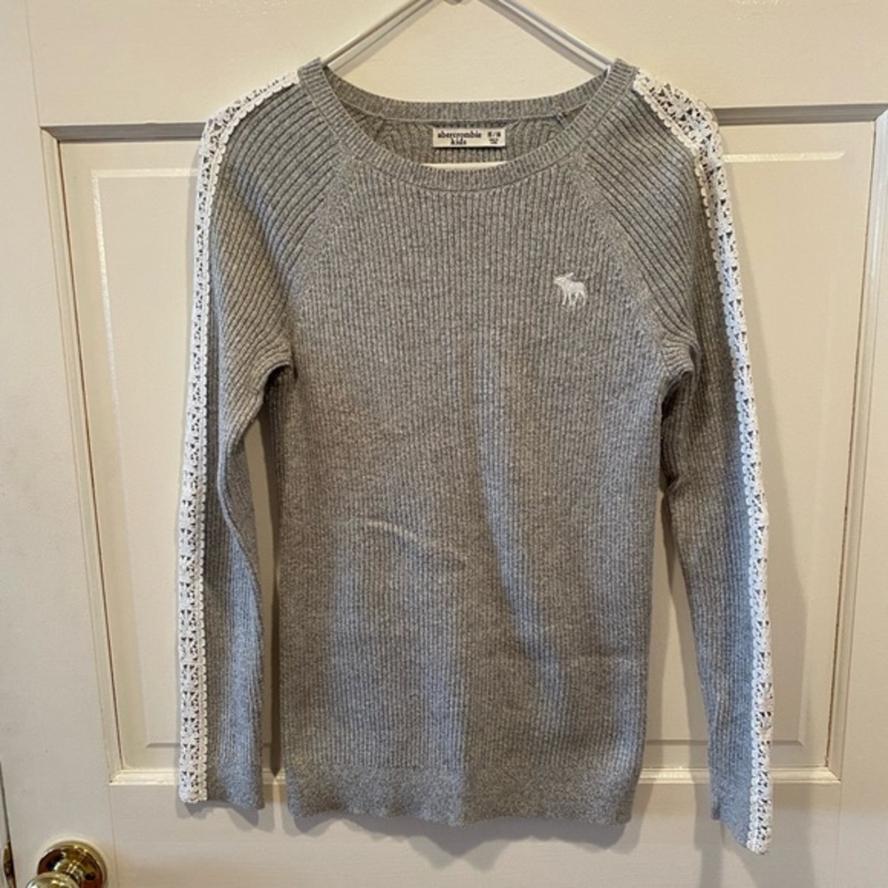 ABERCROMBIE KIDS GRAY CREW NECK SWEATER WHITE FLORAL DETAIL SIZE 15/16